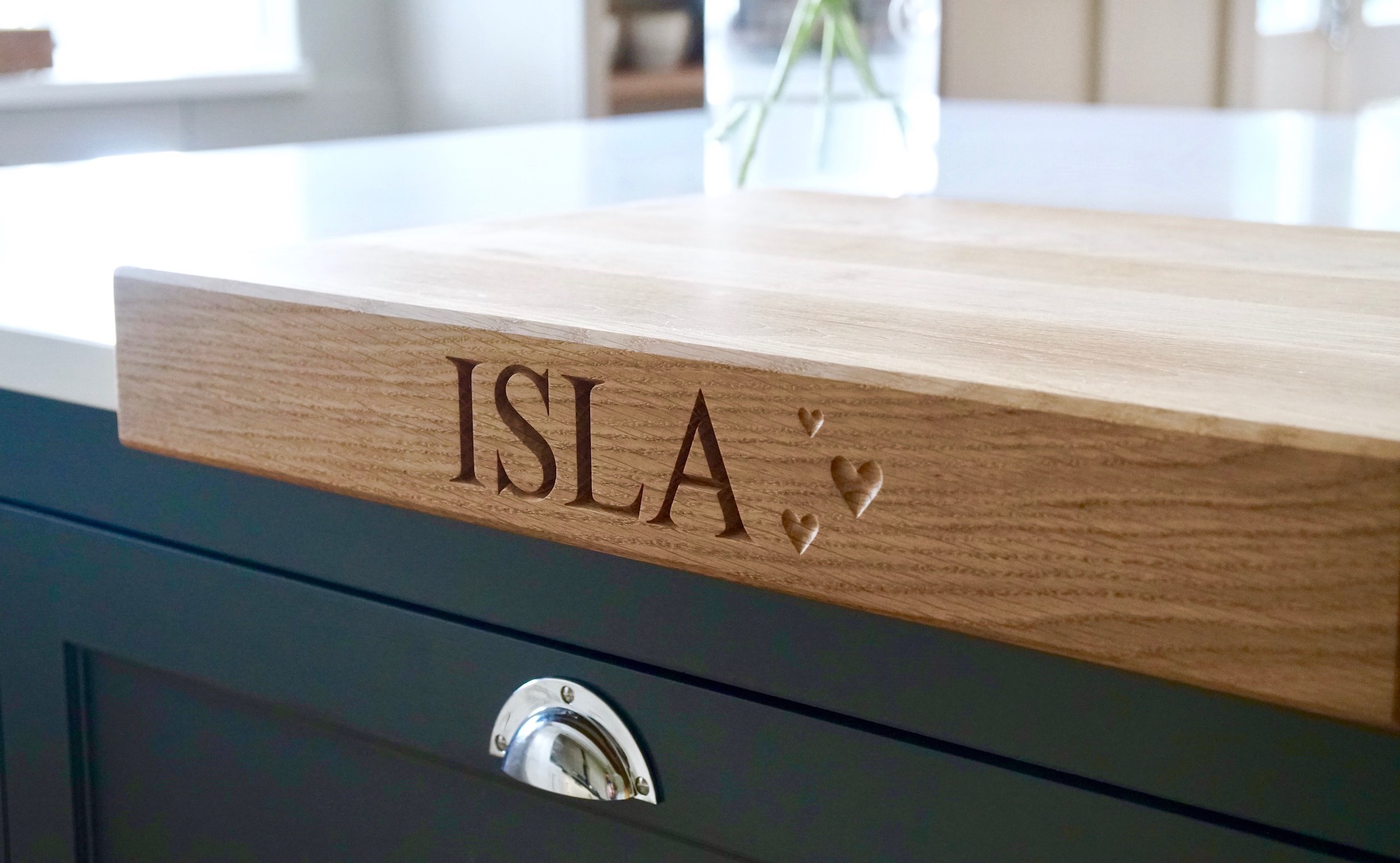 engraved-wooden-chopping-board-with-overhang