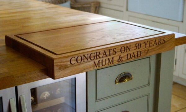 personalisd-wooden-chopping-board-with-lip-makemesomethingspecial.co.uk