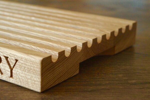 personalised-oak-bread-board-makemesomethingspecial.com
