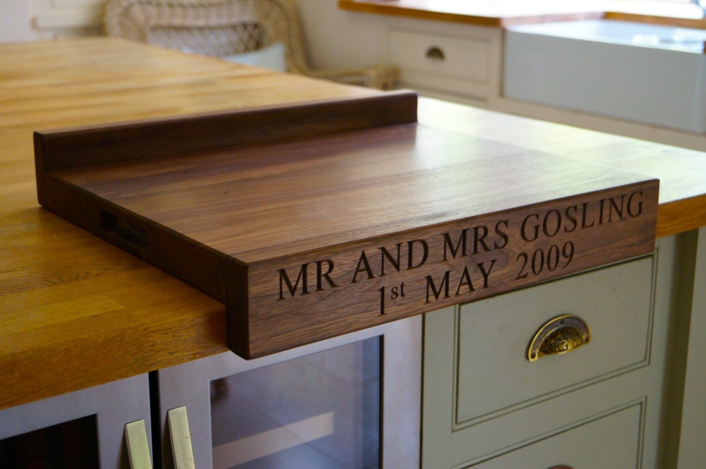 personalised-wanut-chopping-board-with-lipped-edge-makemesomethingspecial.co.uk