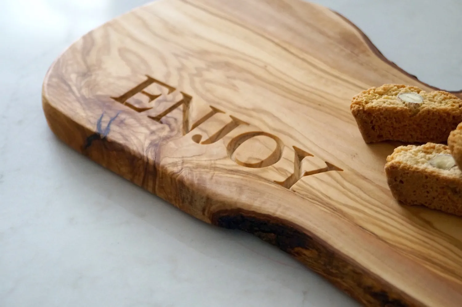 engraved-olive-wood-chopping-board-makemesomethingspecial.com